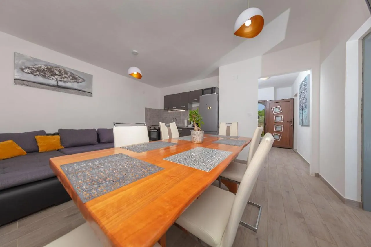 Holiday House Fontanele Pula 0*,
